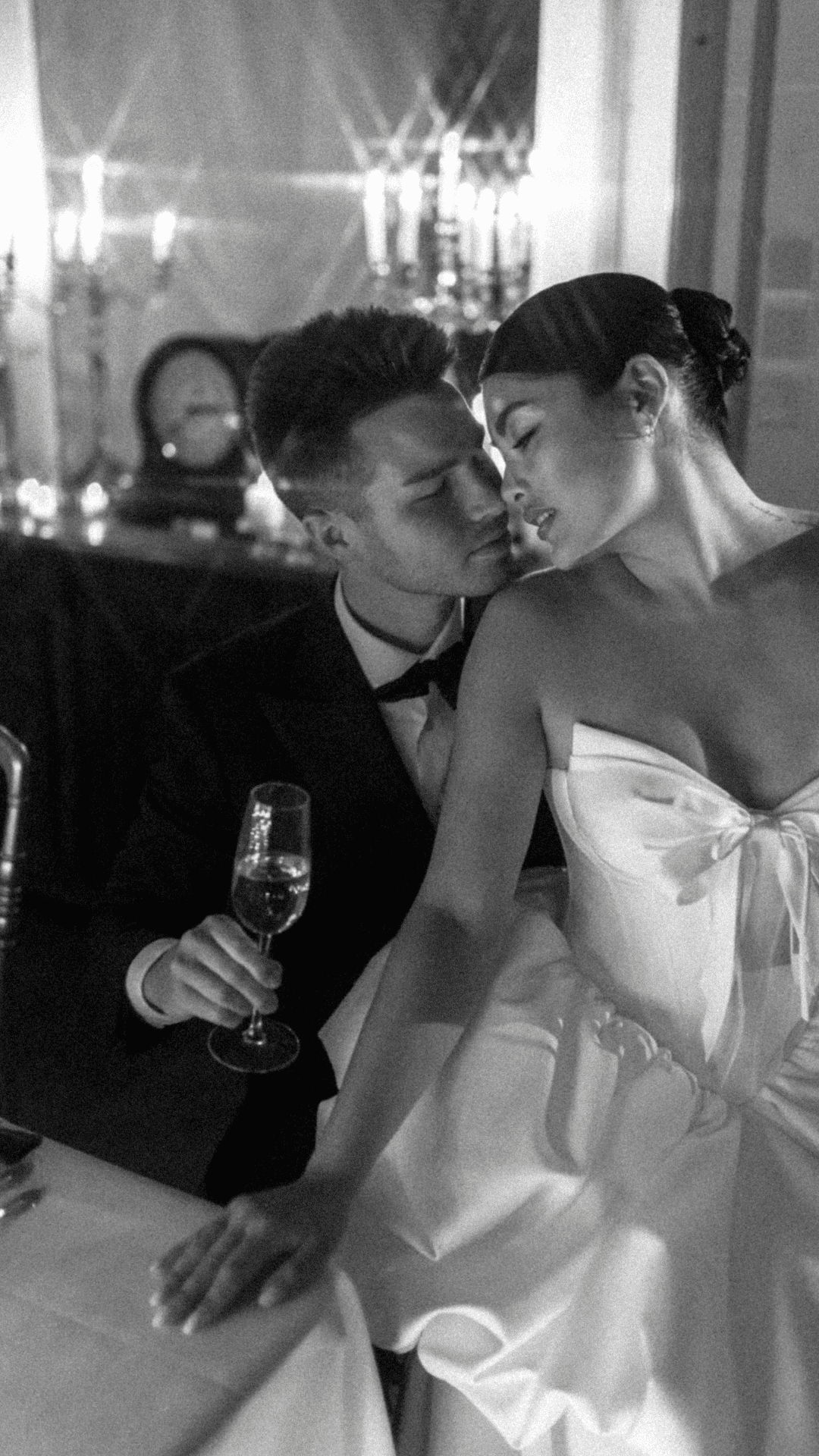 couple de jeunes mariés et champagne
